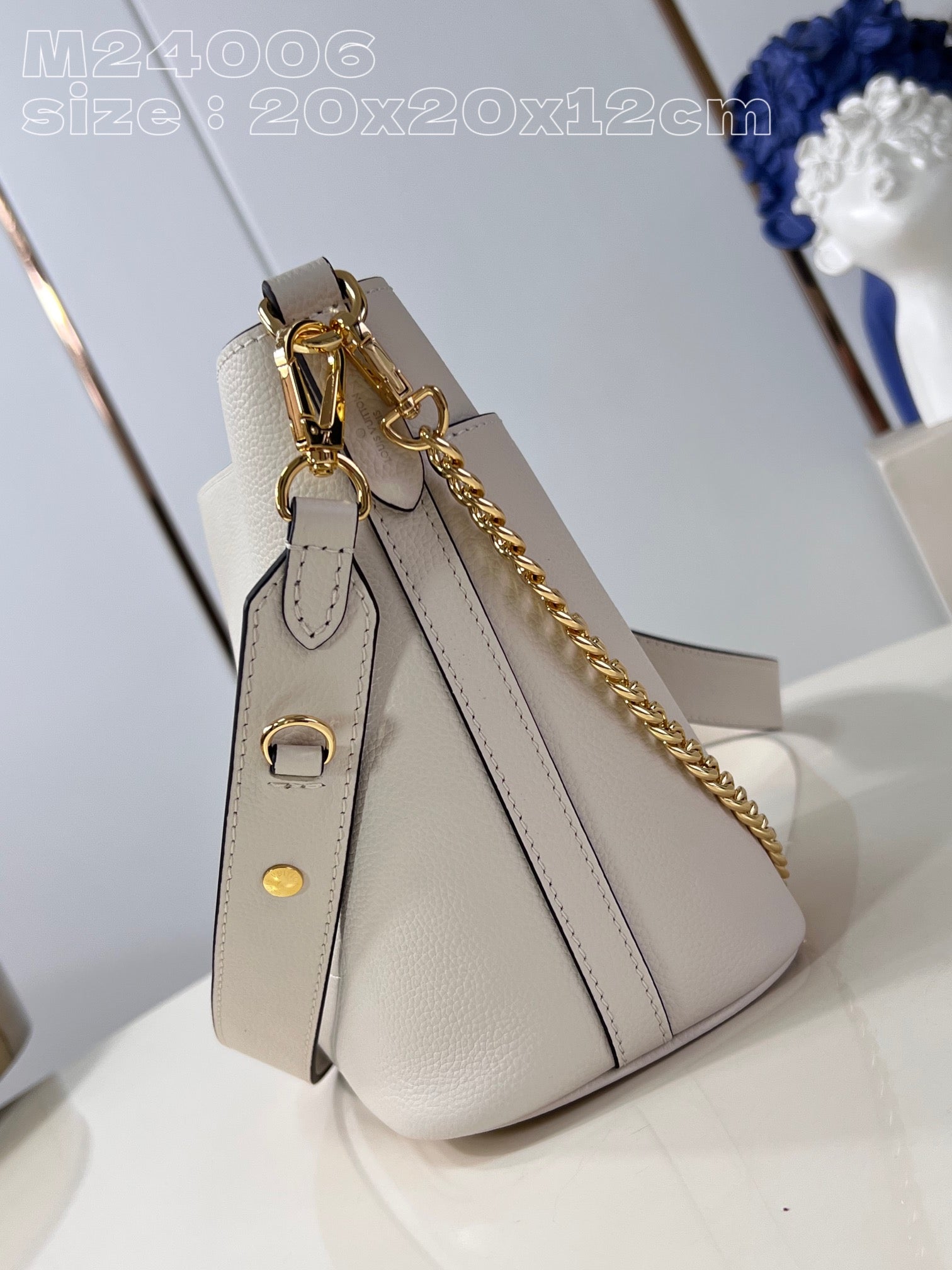 Louis Vuitton Lock and Walk Shoulder Bag White M24006, 20 x 20.5 x 12 CM